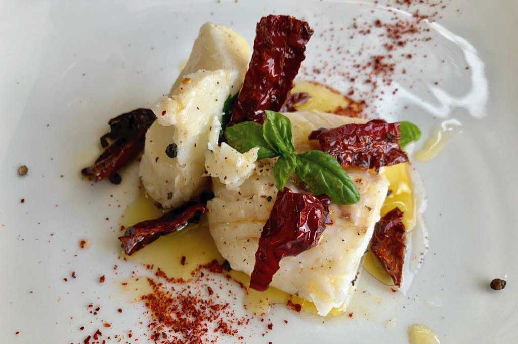 Baccalà con peperoni cruschi: la ricetta che unisce mare e terra