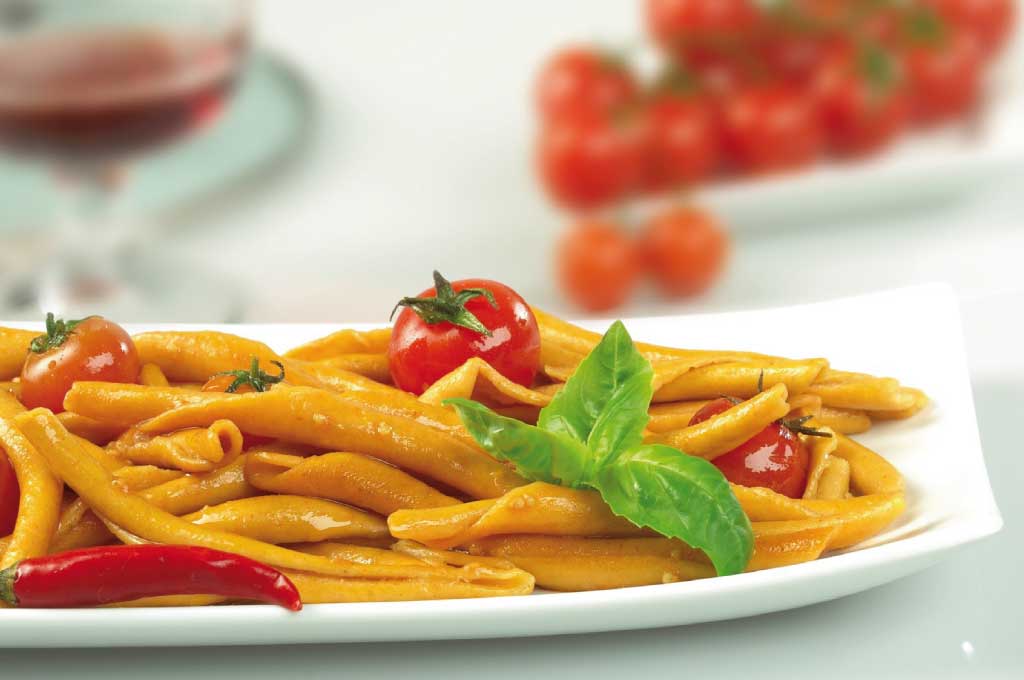 Piatto di Filei piccanti Feelsud con pomodorini e basilico