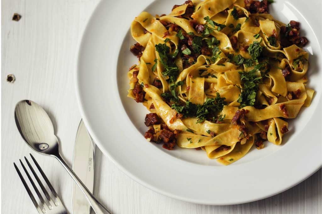 Ricetta pappardelle con funghi porcini e salsiccia