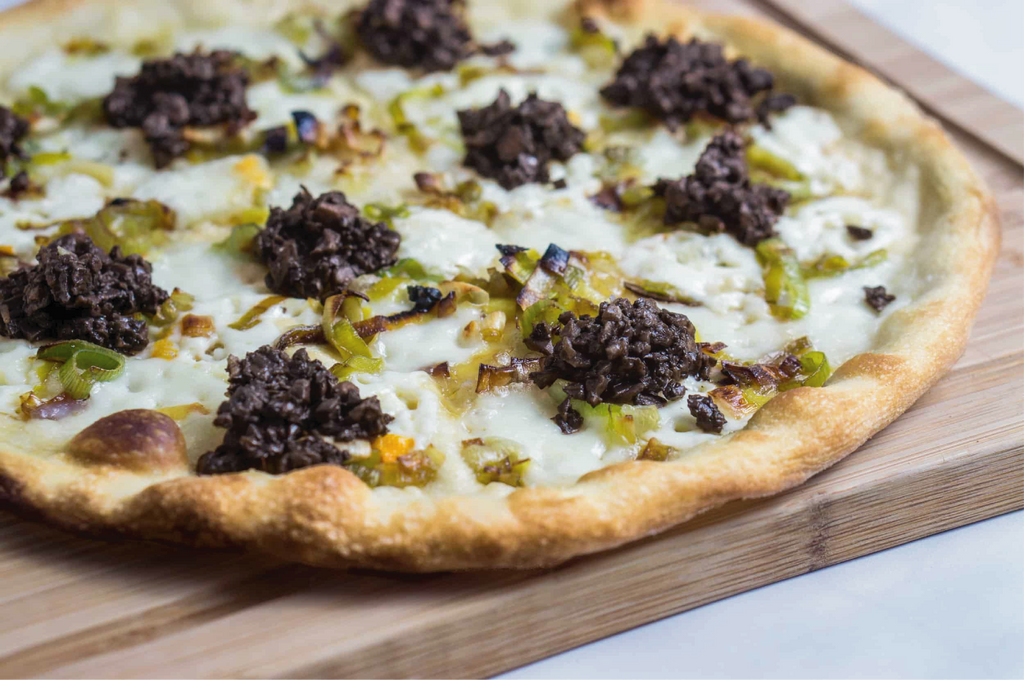 Pizza al tartufo con crescenza e porro