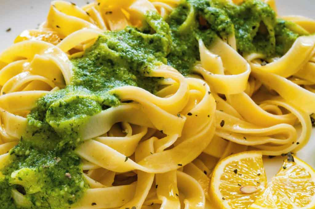 Tagliatelle con limone, pesto di basilico e pistacchi