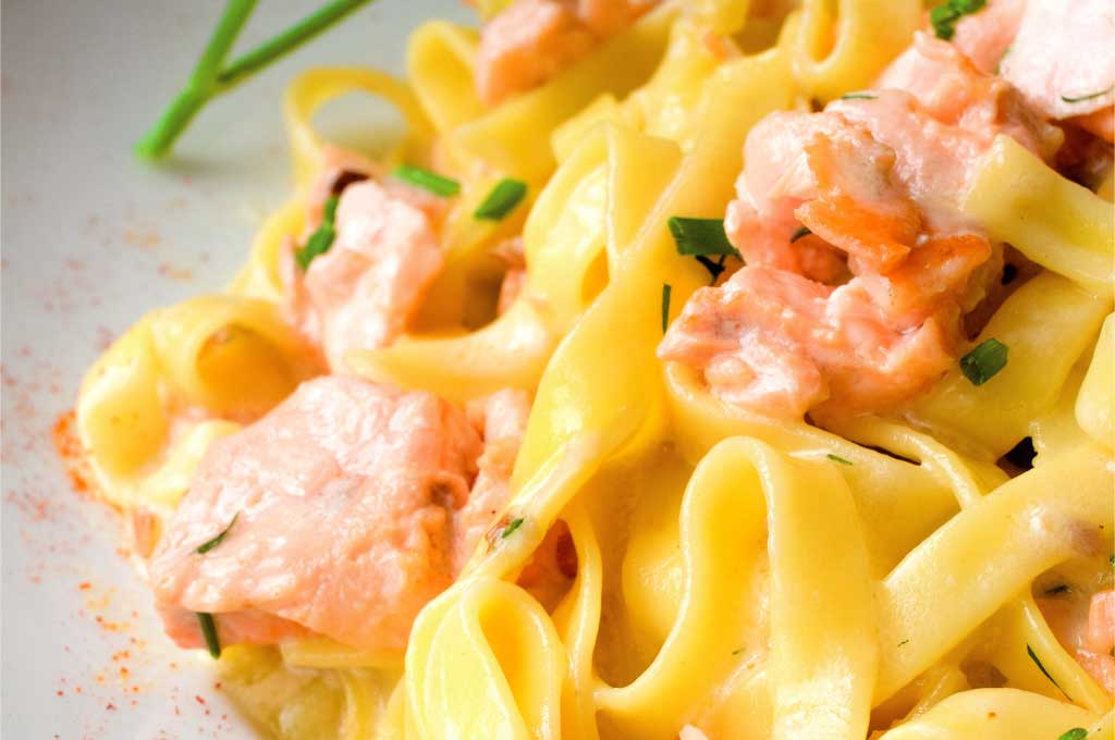 Ricetta tagliatelle con il salmone affumicato e noci