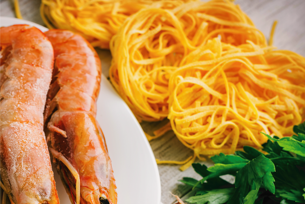 Tagliolini all'uovo con gamberi freschi e prezzemolo